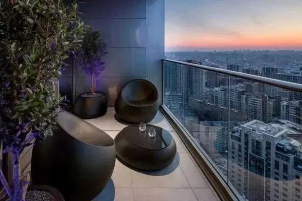 
 У Києві здають в оренду "квартиру з майбутнього" за рекордно високу ціну: що в ній особливого (фото)
 