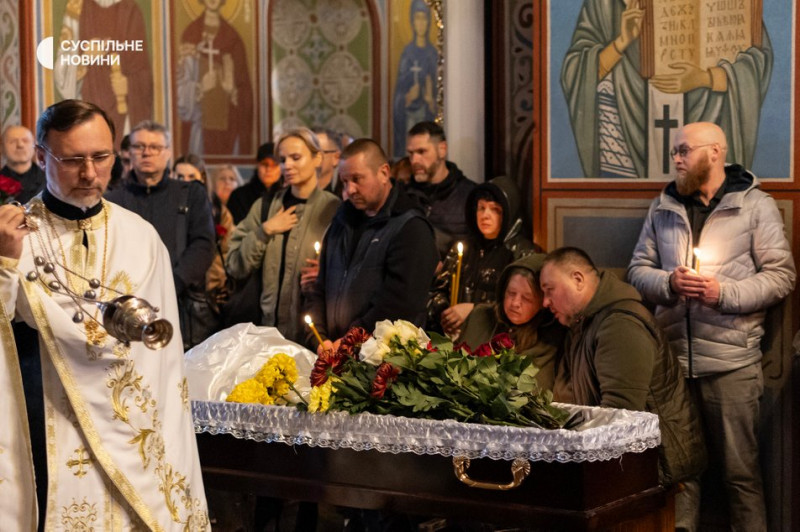"Були голосом правди". В Києві попрощалися із загиблими журналісткою та оператором телеканалу FreeДом