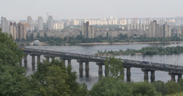 
 У Києві ускладнено рух транспорту на одному з мостів
 