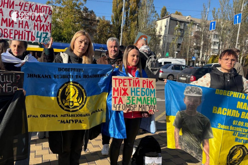 "Моє серце не святкує, доки наші в полоні": у Києві відбулася традиційна акція підтримки полонених та зниклих безвісти