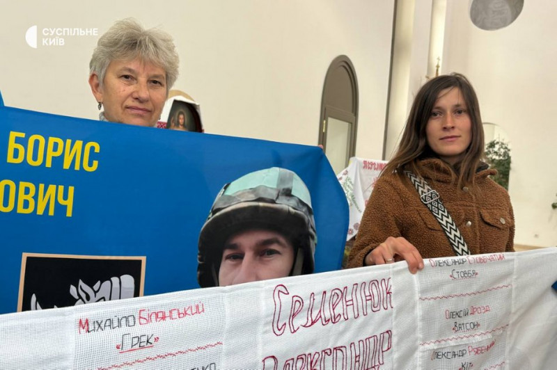 "Рушник надії": у Києві рідні полонених і зниклих безвісти воїнів організували акцію до Дня захисника