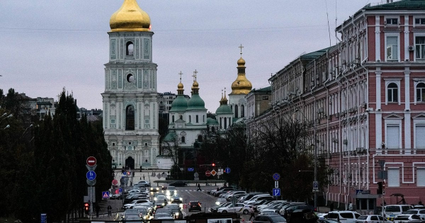 Киянам радять готувати генератори: військовий "Флеш" розповів, як пережити зиму під обстрілами
  
 Киянам радять готувати генератори: військовий "Флеш" розповів, як пережити зиму під обстрілами