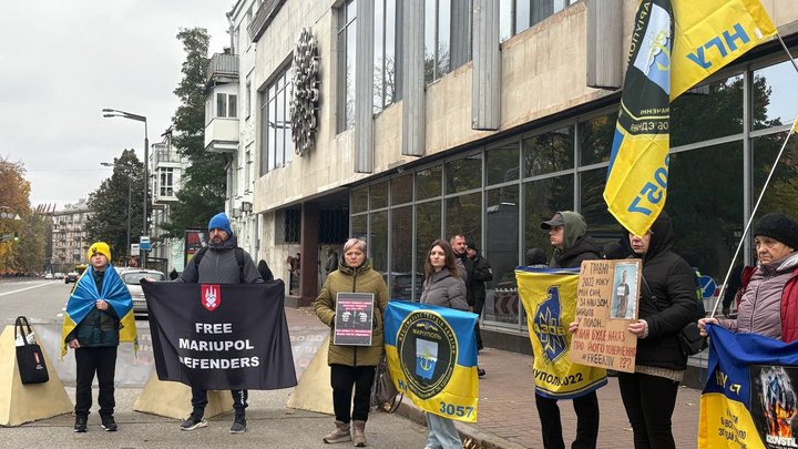 "Це наш крик душі": у Києві рідні полонених військових вийшли на акцію підтримки