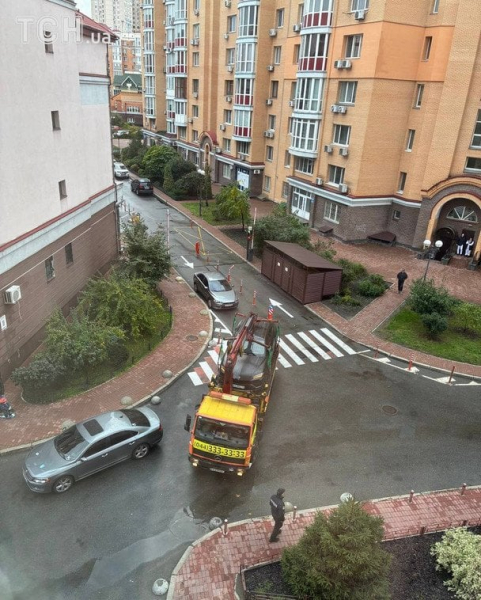 
 У Києві в автівці виявили криптоблогера з простреленою головою (фото)
 