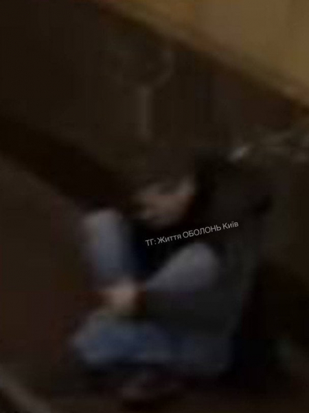 
 У Києві на станції метро "Оболонь" чоловік упав на колії
 