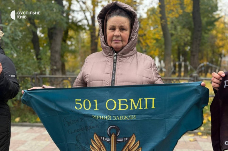 "Це наш крик душі": у Києві рідні полонених військових вийшли на акцію підтримки