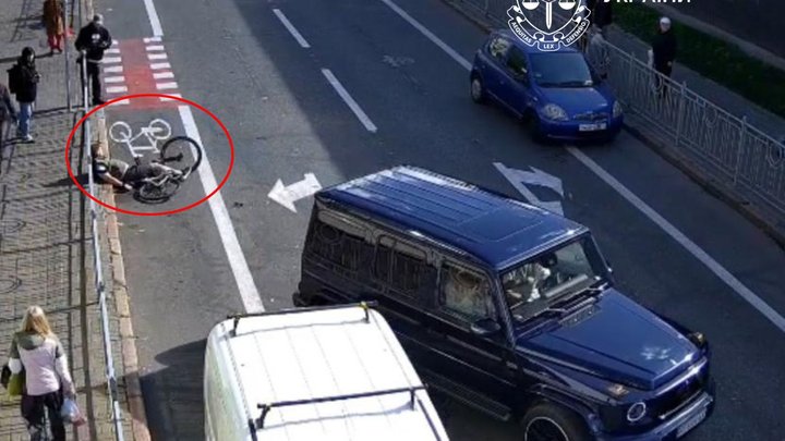 Водій Mercedes побив велосипедиста у Києві через зауваження про паркування