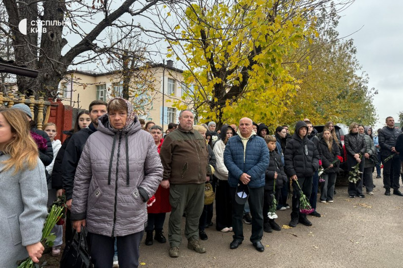 "До такого неможливо звикнути": на Київщині попрощалися з жінкою та двома дітьми, які загинули під час дронової атаки РФ