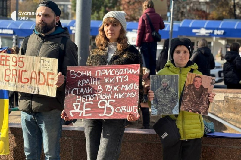 "Моє серце не святкує, доки наші в полоні": у Києві відбулася традиційна акція підтримки полонених та зниклих безвісти