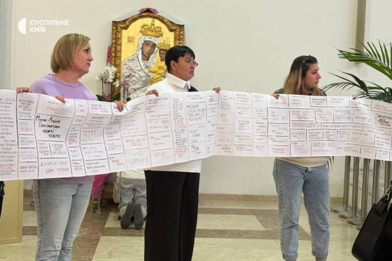 "Рушник надії": у Києві рідні полонених і зниклих безвісти воїнів організували акцію до Дня захисника