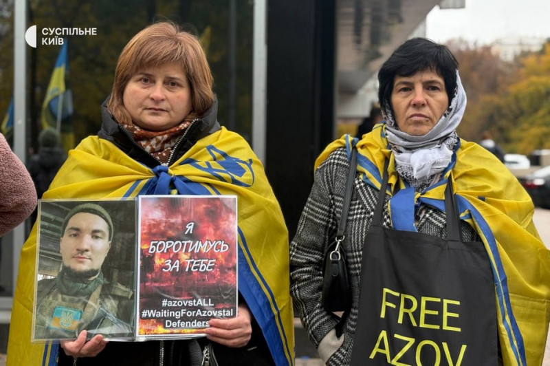 "Це наш крик душі": у Києві рідні полонених військових вийшли на акцію підтримки
