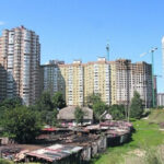 У Києві на Позняках чоловік перетворив двір на платну парковку: скільки заробляє