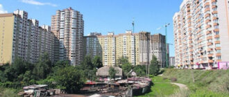У Києві на Позняках чоловік перетворив двір на платну парковку: скільки заробляє