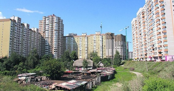 
 У Києві на Позняках чоловік перетворив двір на платну парковку: скільки заробляє
 