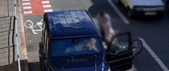 Водій Mercedes, який побив велосипедиста, підозрюється у розтраті 25 млн на зимову форму для ЗСУ