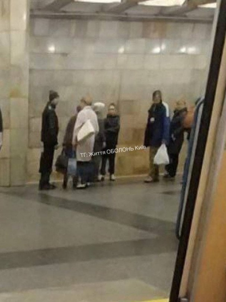 
 У Києві на станції метро "Оболонь" чоловік упав на колії
 