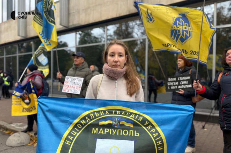 "Це наш крик душі": у Києві рідні полонених військових вийшли на акцію підтримки
