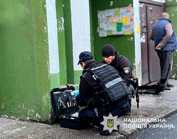 
 Вибух автомобіля у Києві: поліція повідомила нові деталі та оприлюднила фото
 