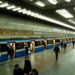 У метро Киева пассажир упал на рельсы