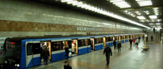 У метро Киева пассажир упал на рельсы