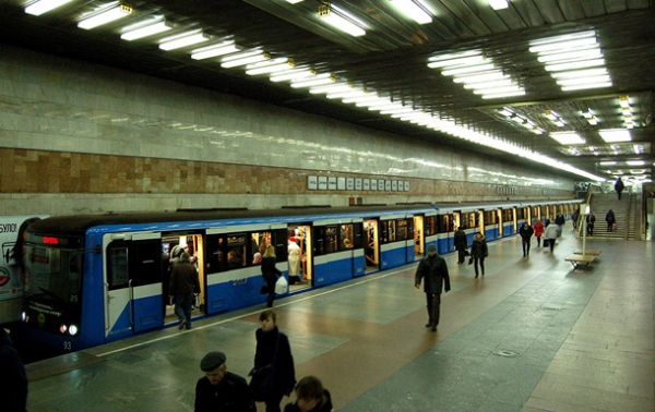 У метро Киева пассажир упал на рельсы