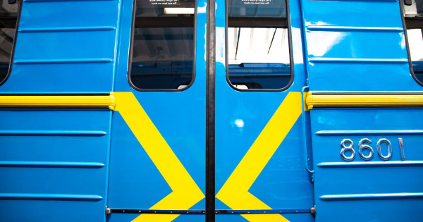 
 На одній зі станцій метро Києва з вагонів висадили пасажирів: що сталося
 