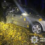 Компанія із підлітків врізалась в дерево на Київщині: за кермом був 15-річний водій, є загиблий