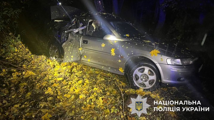Компанія із підлітків врізалась в дерево на Київщині: за кермом був 15-річний водій, є загиблий