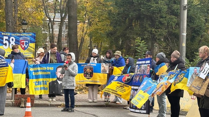 "Ми фотографувались тут після весілля": в Києві висадили сакури на згадку про загиблих військових