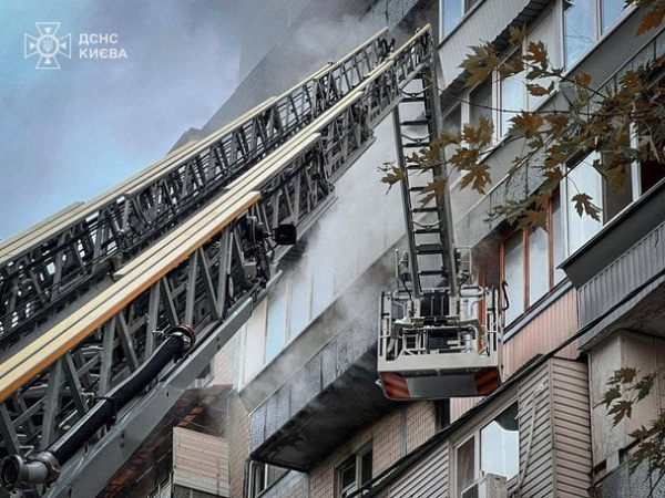 
 У Деснянському районі Києва сталася пожежа у багатоповерхівці, є постраждалі (фото, відео)
 