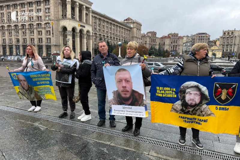 "Вони пішли захищати нас, а хто захистить їх": у Києві відбулися акції на підтримку полонених та зниклих безвісти воїнів