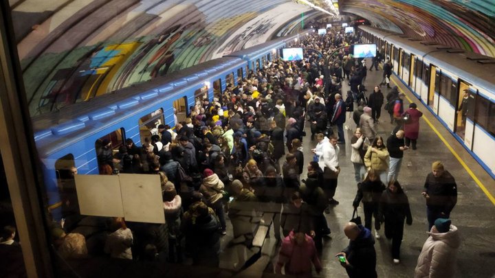 Через масовану атаку РФ на Київ і проблеми з електрикою метро працює з обмеженнями