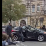 У центрі Києва цивільні люди зі зброєю затримали пасажира авто: відео