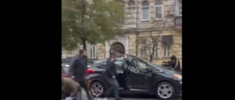 У центрі Києва цивільні люди зі зброєю затримали пасажира авто: відео