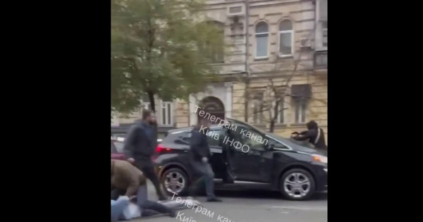 
 У центрі Києва цивільні люди зі зброєю затримали пасажира авто: відео
 