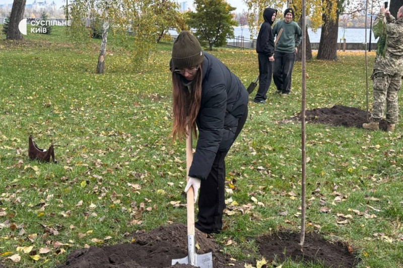 "Ми фотографувались тут після весілля": в Києві висадили сакури на згадку про загиблих військових