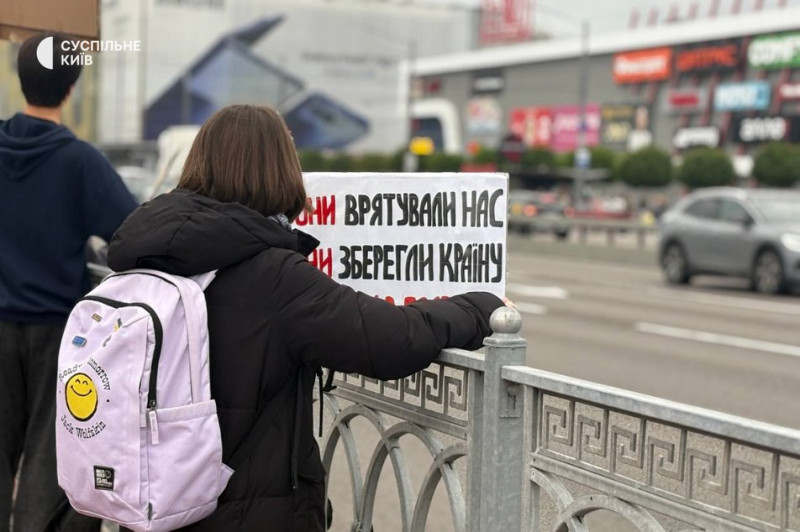 "Вони пішли захищати нас, а хто захистить їх": у Києві відбулися акції на підтримку полонених та зниклих безвісти воїнів