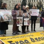 Родини полонених з "Азовсталі" другий день мітингують в центрі Києва: "Хлопці в критичному стані"