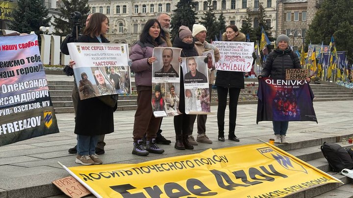 Родини полонених з "Азовсталі" другий день мітингують в центрі Києва: "Хлопці в критичному стані"