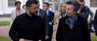 Принцесса Анна совершила тайный визит в Украину: встретилась с Зеленскими и почтила погибших детей (фото)
