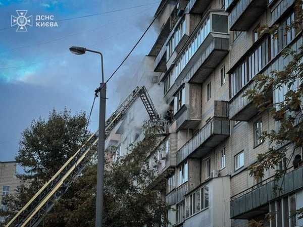 
 У Деснянському районі Києва сталася пожежа у багатоповерхівці, є постраждалі (фото, відео)
 