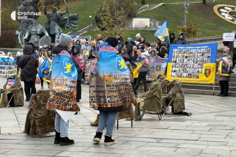 "Об'єднані тишею, що голосніші за слова": у Києві відбулася акція на підтримку зниклих безвісти бійців