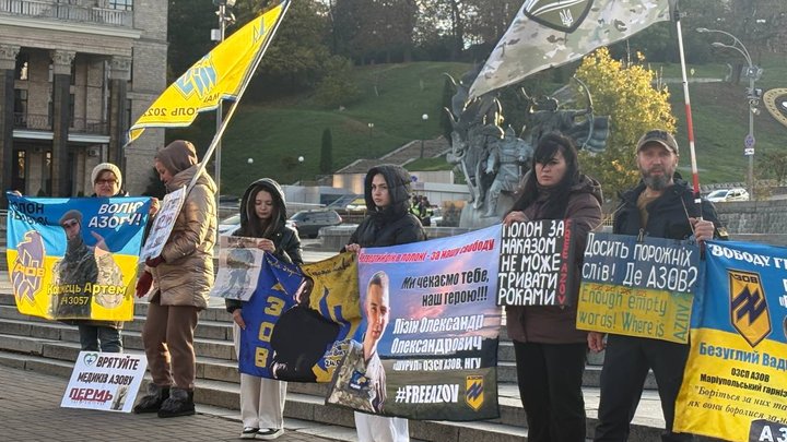 "Це наш крик душі": у Києві рідні полонених військових вийшли на акцію підтримки