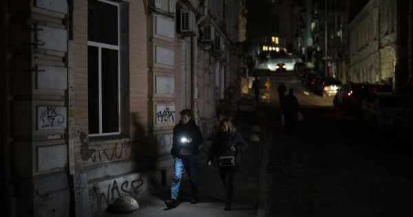 
 У Києві частково зникло світло: які райони без електрики
 