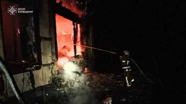 
 Атака дронів на Київщину: в Бучі поранено чоловіка та сталася масштабна пожежа (фото наслідків)
 