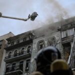 У Києві на Печерську всю ніч і ранок гасять пожежу у квартирі: рух транспорту перекритий