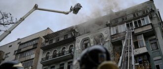 У Києві на Печерську всю ніч і ранок гасять пожежу у квартирі: рух транспорту перекритий