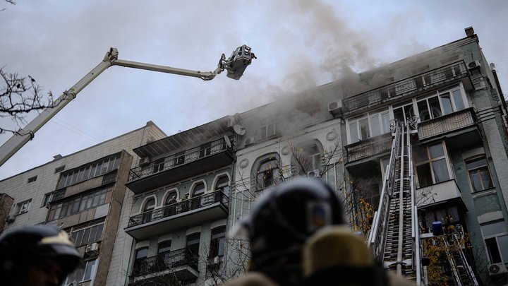 У Києві на Печерську всю ніч і ранок гасять пожежу у квартирі: рух транспорту перекритий