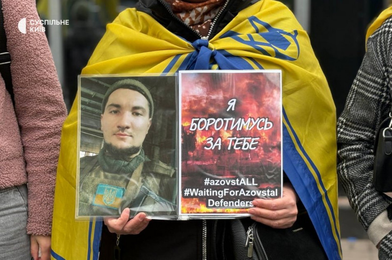 "Це наш крик душі": у Києві рідні полонених військових вийшли на акцію підтримки