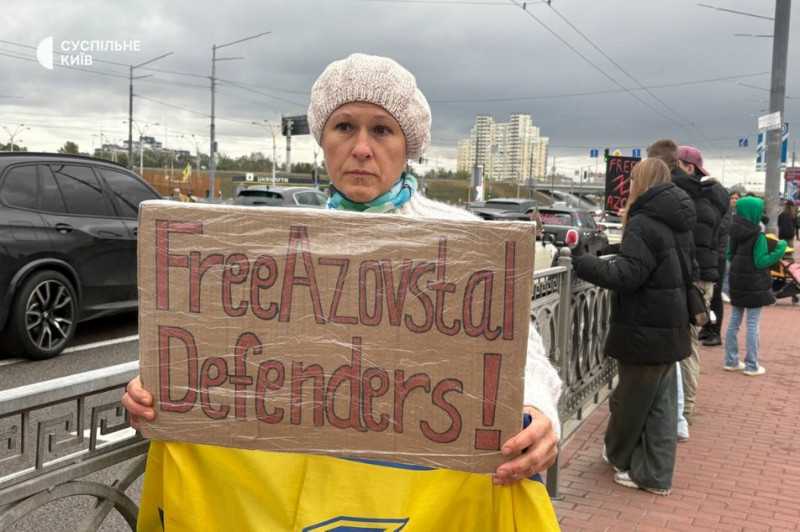 "Вони пішли захищати нас, а хто захистить їх": у Києві відбулися акції на підтримку полонених та зниклих безвісти воїнів